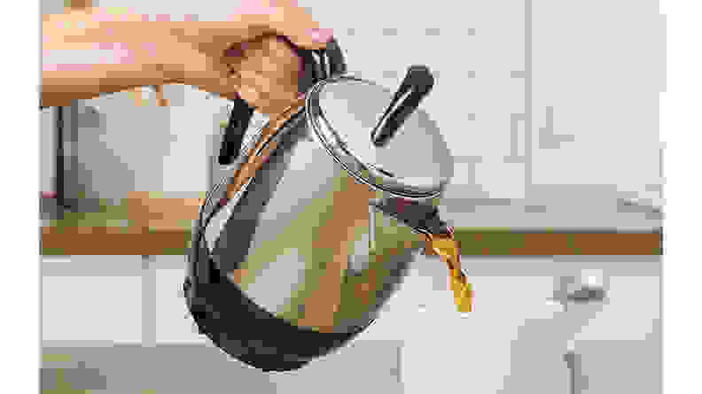 Percolator coffee pouring into cup - How to use a percolator