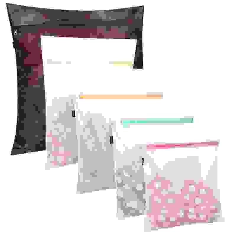 Set of five mesh laundry bags, three different sizes.